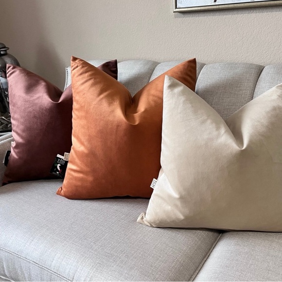 COPY - 1-NWT TGH TESSITURA VELVET DECORATIVE PILLOWS (Read description for deta… - Picture 14 of 15